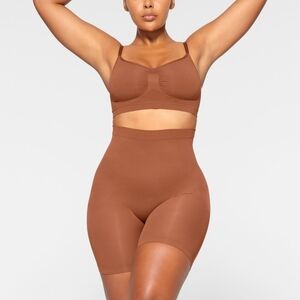 New Skims seamless sculpt mid thigh shorts strong support bronze